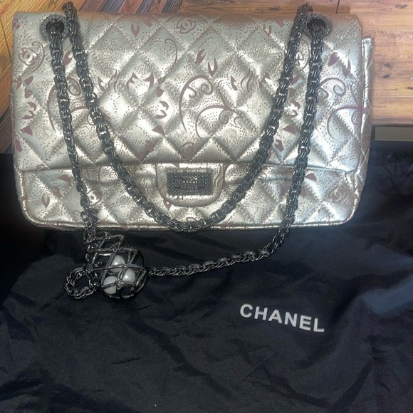 - Elegant Silver Quilted Shoulder Bag - Picture 1 of 17